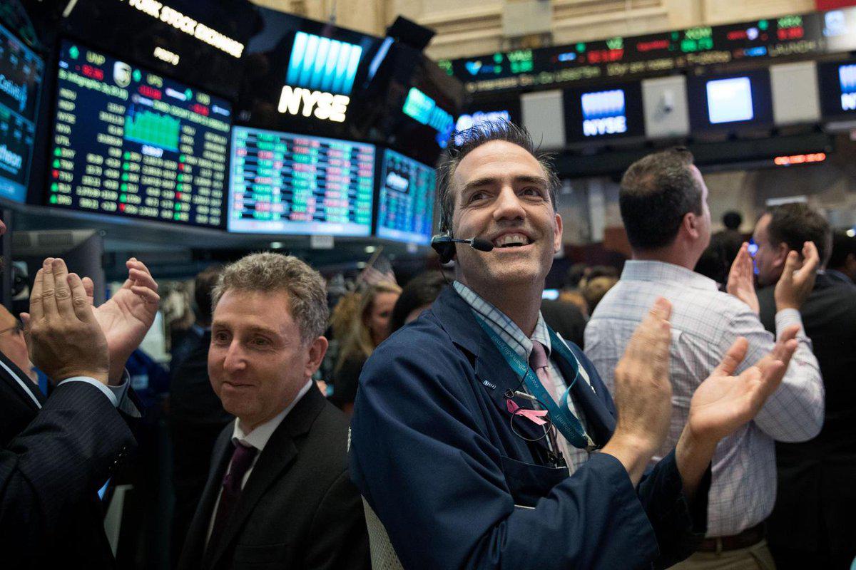 Χρηματιστές στη Wall Street πανηγυρίζουν