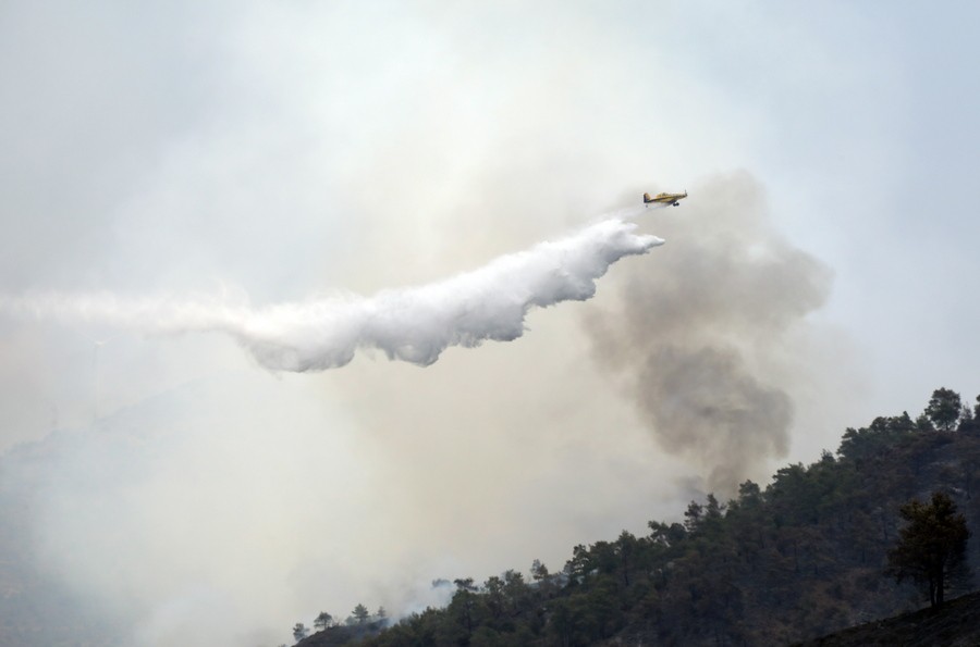 Κύπρος: Στο νησί πυροσβεστικά αεροσκάφη από την Ελλάδα, βοήθεια στέλνει και η Ιταλία