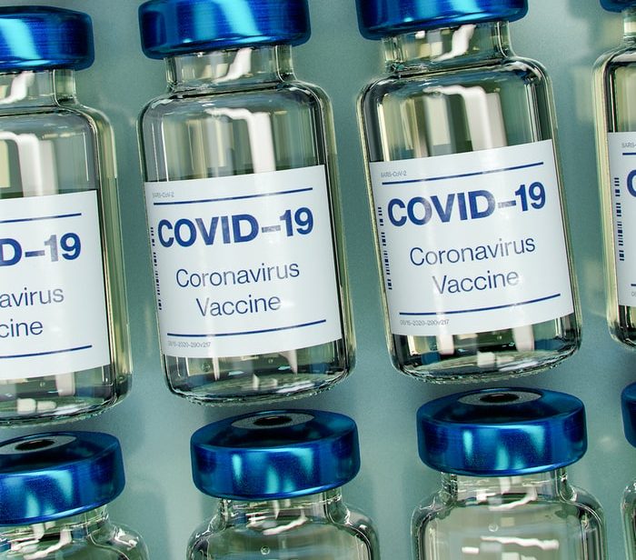 NEJM: Οι σπάνιες περιπτώσεις εμβολιασμένων νοσούν ήπια