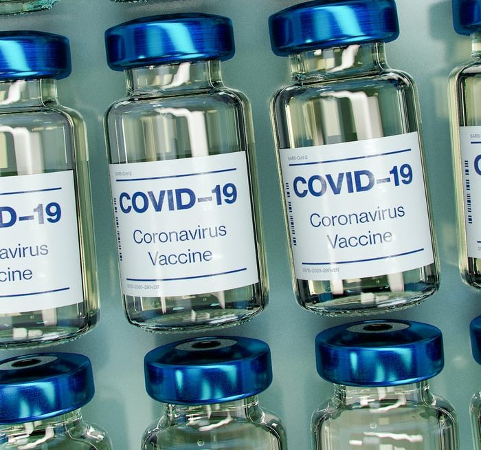 Κορονοϊός: Τα εμβόλια φαίνεται να «φρενάρουν» και τις νέες μεταλλάξεις