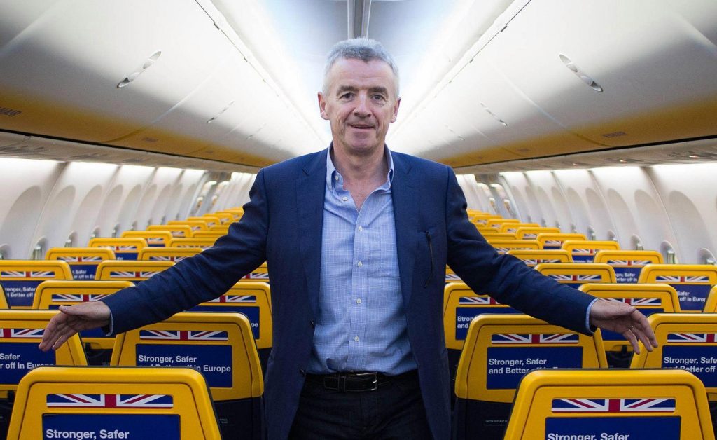 Michael O’Leary, επικεφαλής Ryanair μέσα σε ένα αεροσκάφος της RyanAir