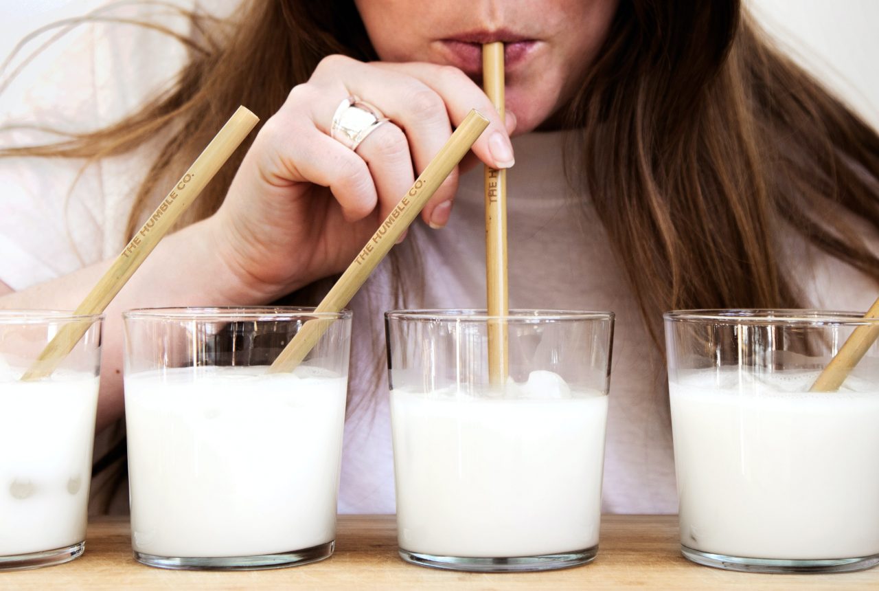 Γάλα βρώμης ή γάλα αμυγδάλου: Ποιο είναι καλύτερο – Συγκριτικός πίνακας