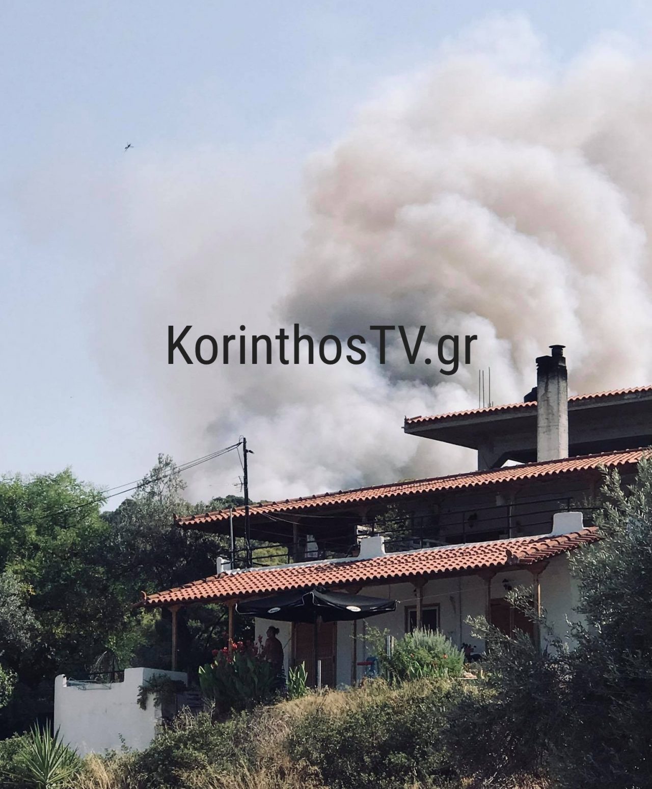 Ανεξέλεγκτη φωτιά στην Κόρινθο, εκκενώνονται σπίτια