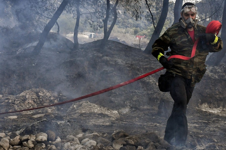 Πυρκαγιά στην Κορινθία: Τρία ενεργά μέτωπα, βελτιωμένη η κατάσταση