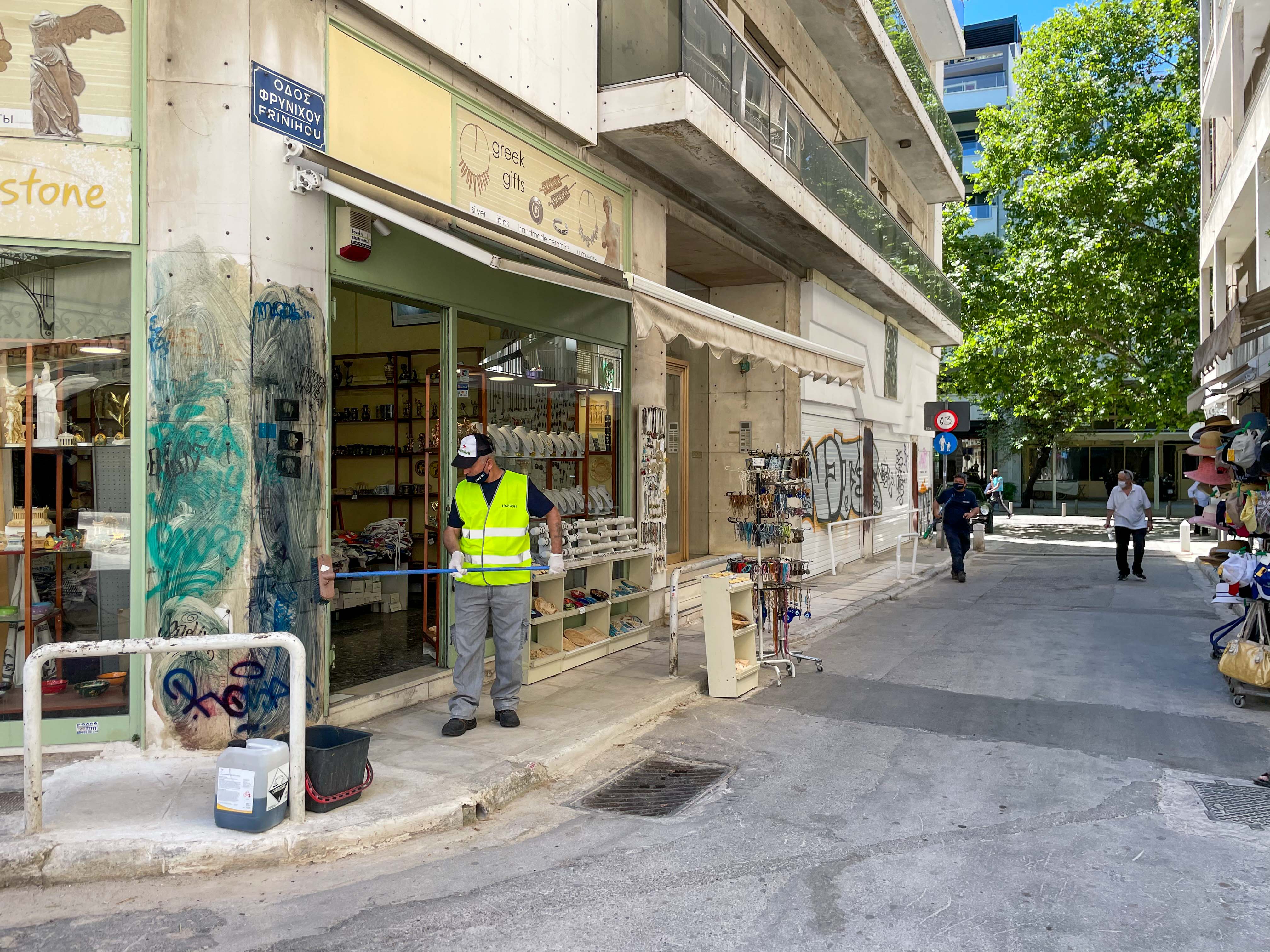 Δήμος Αθηναίων: Μεγάλη επιχείρηση αντιγκράφιτι στην Πλάκα - Καθάρισαν επιφάνειες 8.200 τ.μ. (video)