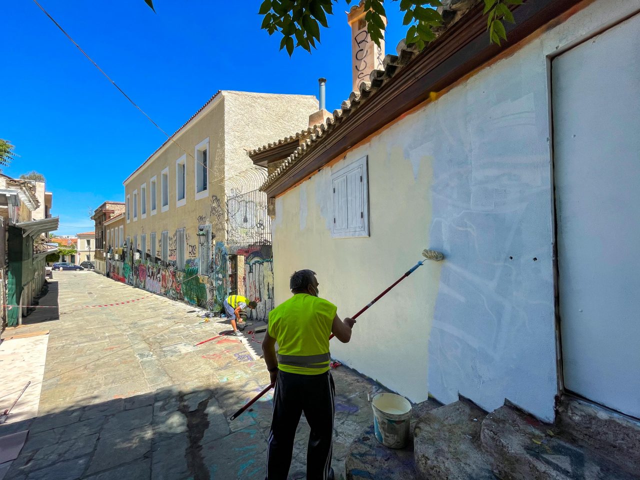 Δήμος Αθηναίων: Μεγάλη επιχείρηση αντιγκράφιτι στην Πλάκα - Καθάρισαν επιφάνειες 8.200 τ.μ. (video)