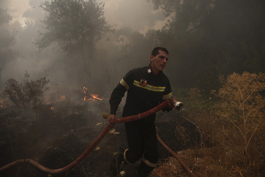 Πυροσβεστικό αεροπλάνο επιχειρεί στην κατάσβεση της πυρκαγιάς που ξέσπασε σε δασική περιοχή στη Σταμάτα, Αττικής, την Τρίτη 27 Ιουλίου 2021. Ενισχύονται οι πυροσβεστικές δυνάμεις που επιχειρούν για την κατάσβεση της μεγάλης πυρκαγιάς που εκδηλώθηκε το μεσημέρι μεταξύ Σταμάτας και Ροδόπολης και μαίνεται αυτή την ώρα. Στο σημείο επιχειρούν 68 πυροσβέστες με 22 οχήματα, 3 ομάδες πεζοπόρων τμημάτων, εθελοντές πυροσβέστες και υδροφόρες ΟΤΑ, ενώ τα εναέρια μέσα που συνδράμουν είναι 5 ελικόπτερα και 4 αεροσκάφη. Σημειώνεται, ότι την επιχείρηση συντονίζει ο αρχηγός του Πυροσβεστικού Σώματος, αντιστράτηγος Στέφανος Κολοκούρης, ενώ στην περιοχή μεταβαίνει κλιμάκιο της Διεύθυνσης Αντιμετώπισης Εγκλημάτων Εμπρησμού για τη διερεύνηση των αιτιών της πυρκαγιάς. ΑΠΕ-ΜΠΕ/ΑΠΕ-ΜΠΕ/ΓΙΑΝΝΗΣ ΚΟΛΕΣΙΔΗΣ