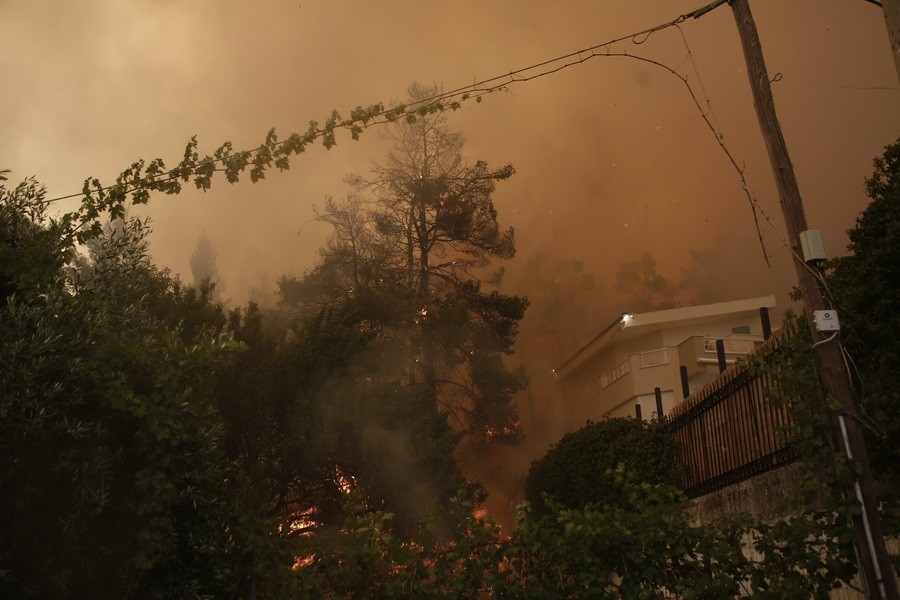 Φωτιά στη Σταμάτα: Στις φλόγες σπίτια στη Ροδόπολη - Εκτός ελέγχου η πυρκαγιά, νέο σήμα από το 112