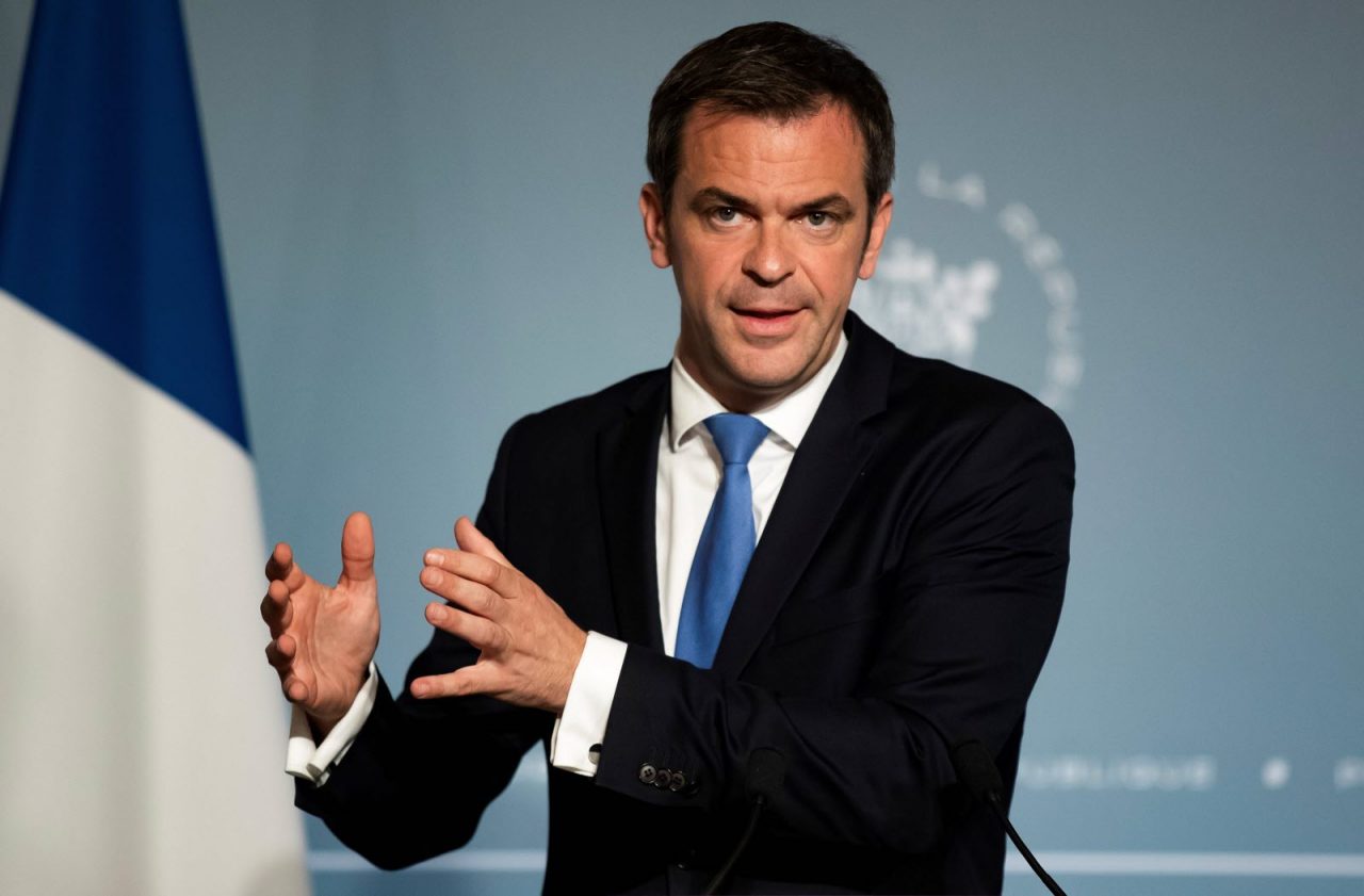 Γαλλία: Ο υπουργός Υγείας εμβολιάζει την υφυπουργό Οικονομικών (video)