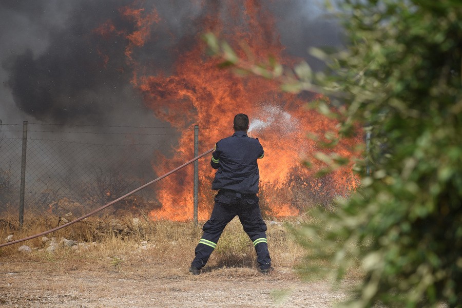 Πυρκαγιά στην Πάτρα: Έκτακτη σύσκεψη στο κέντρο επιχειρήσεων - Εκκενώθηκε προληπτικά και ο οικισμός της Πτέρης