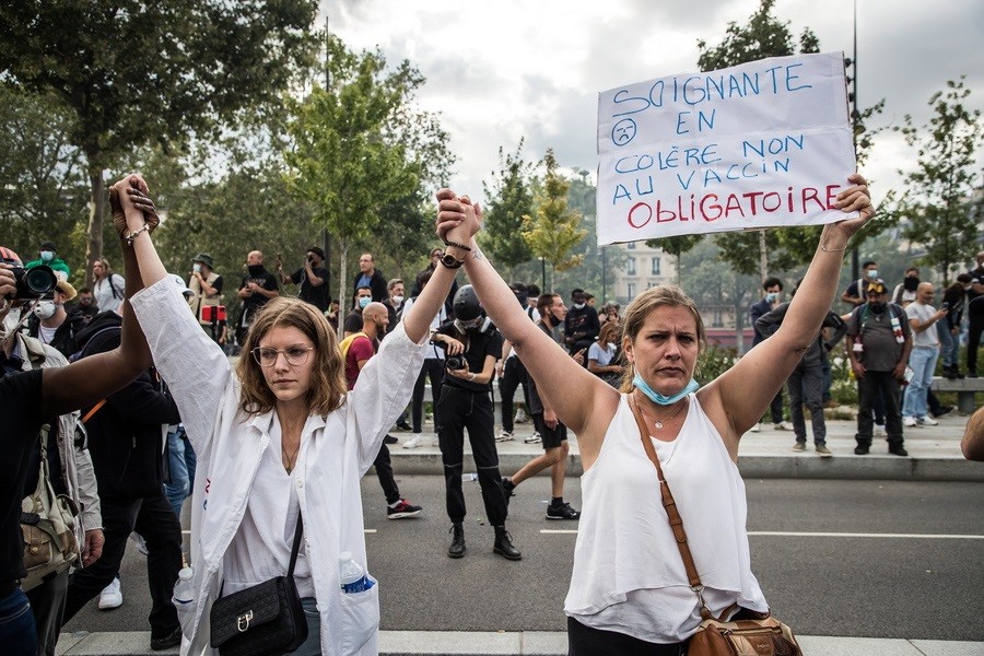 Γαλλία: Διαδηλώσεις στο Παρίσι κατά της υποχρεωτικής κάρτας υγείας