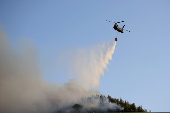 Πυρκαγιά στην Αιγιάλεια: Στους 16 οι τραυματίες – Συνεχίζεται η μάχη με τις φλόγες