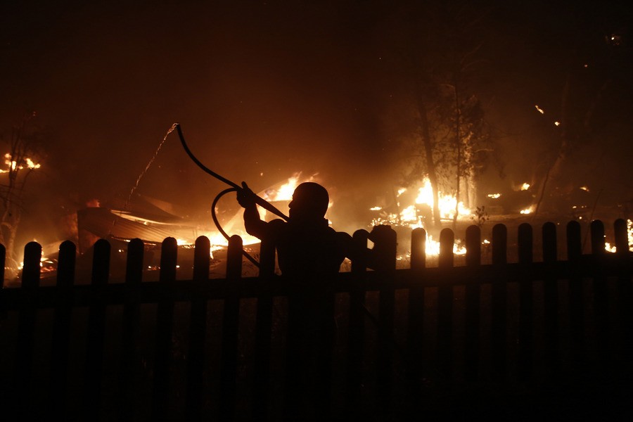 Δύσκολη νύχτα για Βαρυμπόμπη, Θρακομακεδόνες, Τατόι - Καίγονται σπίτια και εγκαταστάσεις, ολονύχτια μάχη των πυροσβεστών