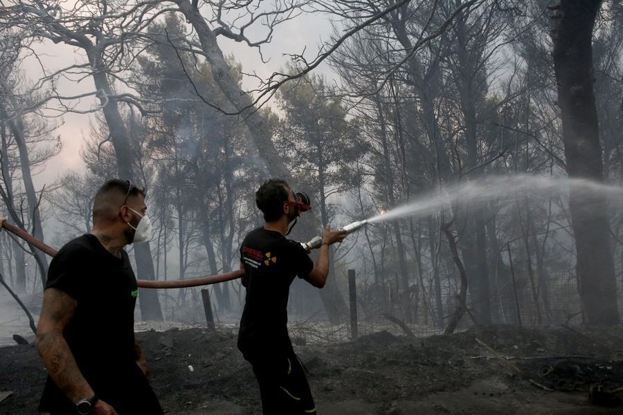 Δύσκολη νύχτα για Βαρυμπόμπη, Θρακομακεδόνες, Τατόι - Καίγονται σπίτια και εγκαταστάσεις, ολονύχτια μάχη των πυροσβεστών