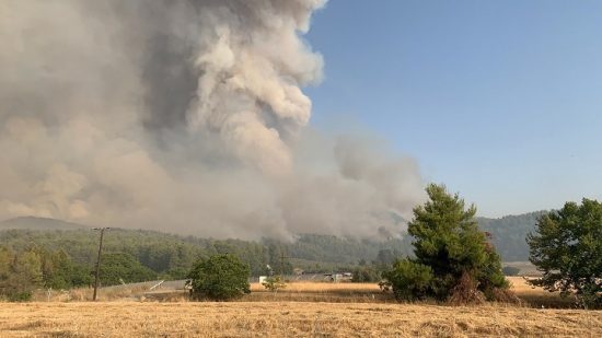 Πυρκαγιά στην Εύβοια: Το λιμενικό εκκενώνει πολίτες που εγκλωβίστηκαν στην παραλία στις Ροβιές (upd)