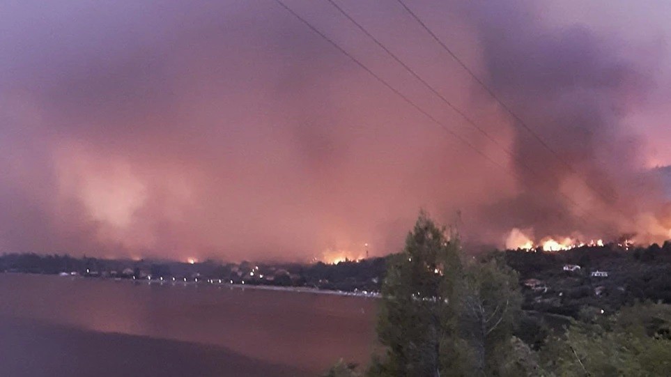 Πυρκαγιά στην Εύβοια: Καίγεται το μοναστήρι του Οσίου Δαυίδ