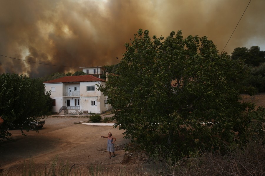 Πυρκαγιές στην Αρχαία Ολυμπία: Δύο πυροσβέστες και δύο εθελοντές τραυματίες από τη μάχη με τη φωτιά