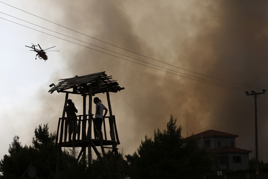 Πυρκαγιά στη Βαρυμπόμπη: Μάχη στην Δροσοπηγή, κοντά στους βασιλικούς τάφους στο Τατόι οι φλόγες