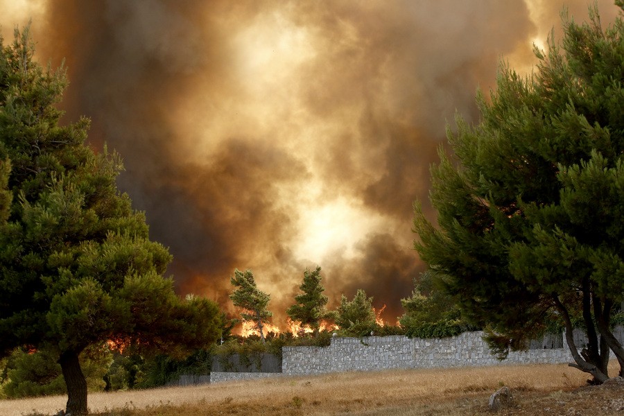 Πυρκαγιά στη Βόρεια Αττική: Στις φλόγες η Δροσοπηγή, έφτασε στο Κρυονέρι η φωτιά - Εκκενώνονται Κοκκινόβραχος και Αφίδνες (upd)
