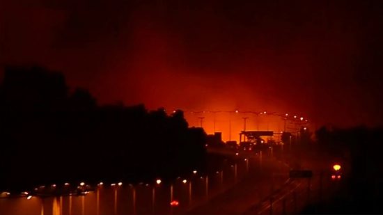 Πυρκαγιά στη Βόρεια Αττική: Πέρασε ξανά την Εθνική Οδό η φωτιά, στους πρόποδες της Πάρνηθας το μέτωπο – Δείτε live