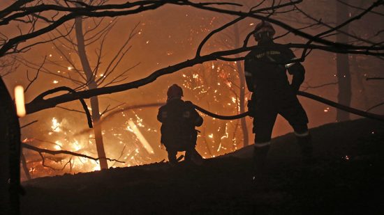 Πύρινος εφιάλτης στην Αττική: Εστίες σε τρία μέτωπα – Στη μάχη επίγεια και εναέρια μέσα