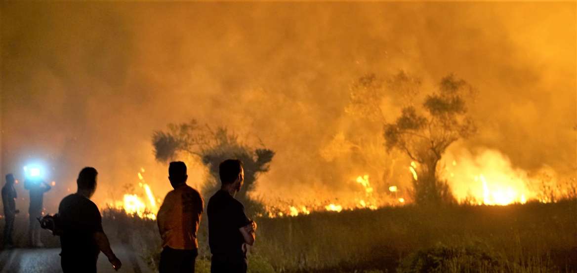 Ανεξέλεγκτη η πυρκαγιά στην Εύβοια: Στα όρια της Στροφυλιάς η φωτιά, εκατοντάδες διασώσεις από τη θάλασσα