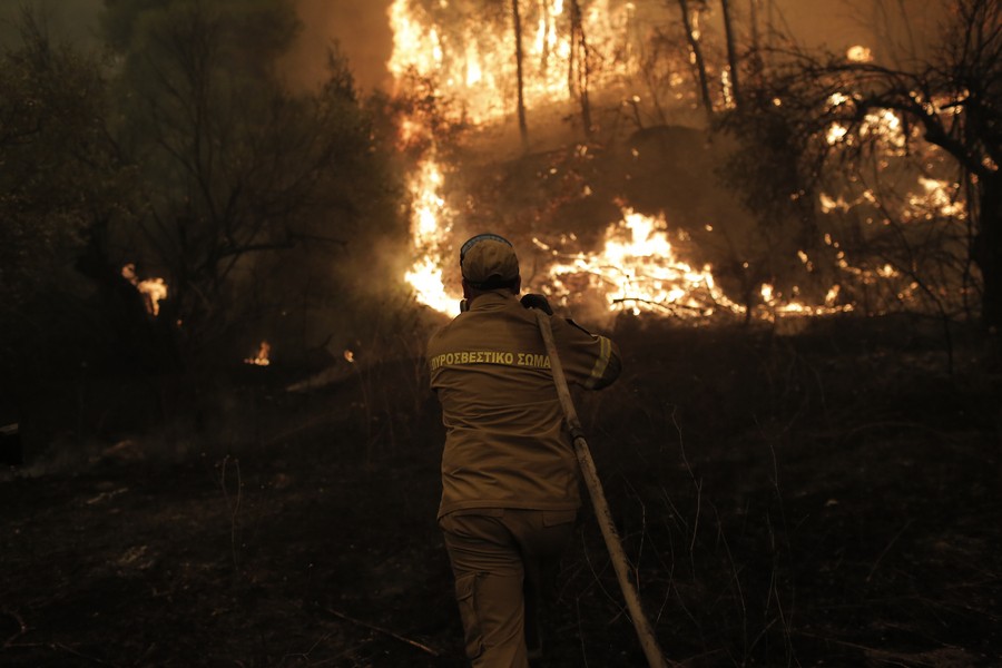 Πυροσβέστης επιχειρεί στην κατάσβεση της πυρκαγιάς στην περιοχή Πευκί στη Βόρεια Εύβοια, Κυριακή 08 Αυγούστου 2021.