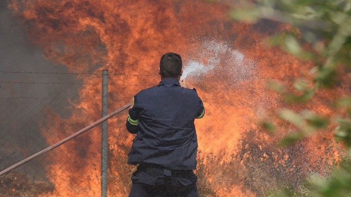 Φωτιές στην Πελοπόννησο: Συνεχίζονται οι αναζωπυρώσεις στην Γορτυνία, καλύτερη η κατάσταση στην Ανατολική Μάνη