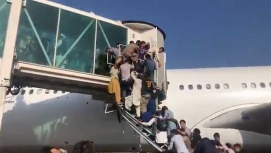 Τραγικές εικόνες στο αεροδρόμιο της Καμπούλ – Απελπισμένες προσπάθειες διαφυγής – Ακυρώθηκαν οι εμπορικές πτήσεις (video)