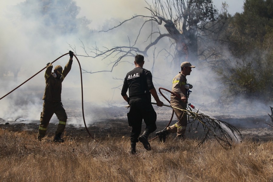 Μάχες στα Βίλια για να μην επεκταθεί η φωτιά στο όρος Πατέρα - Η εικόνα από την Κερατέα, νέα αναζωπύρωση στην Εύβοια