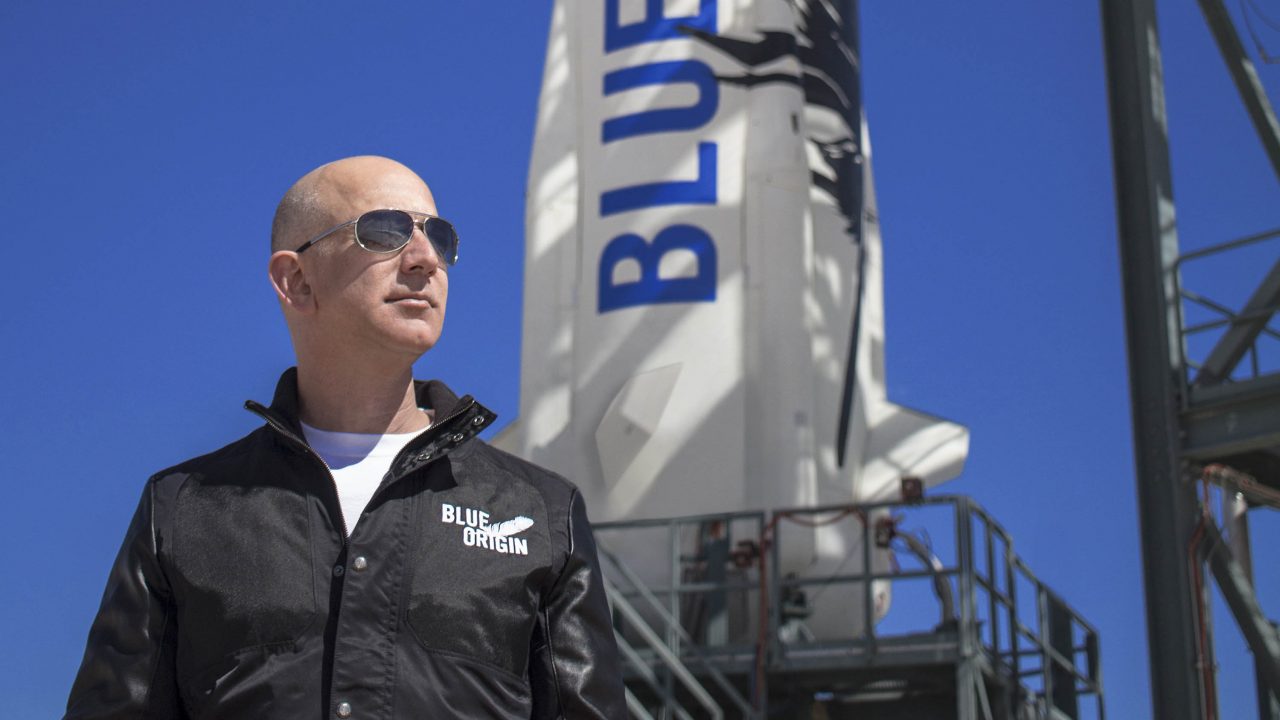 O Τζεφ Μπέζος μπροστά από εναν πύραυλο του προτζεκτ Blue Origin