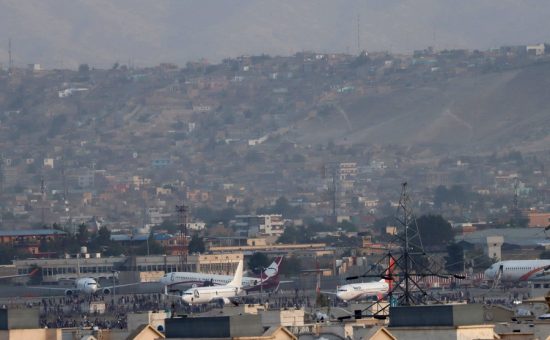 Σκληρές εικόνες: Αφγανός συνθλίβεται στους τροχούς αεροπλάνου που απογειώνεται (video)