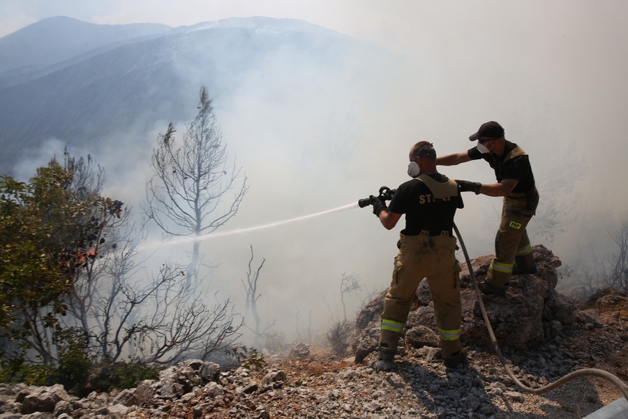 Μάχη με τις αναζωπυρώσεις στη φωτιά της Κερατέας - Η κατάσταση στην πυρκαγιά στα Βίλια