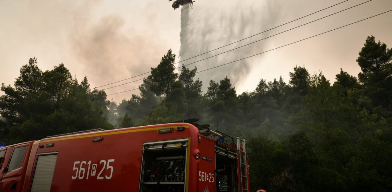 Βίλια: Στρόβιλος από φωτιά πετά στους πυροσβέστες κορμό δέντρου (video)