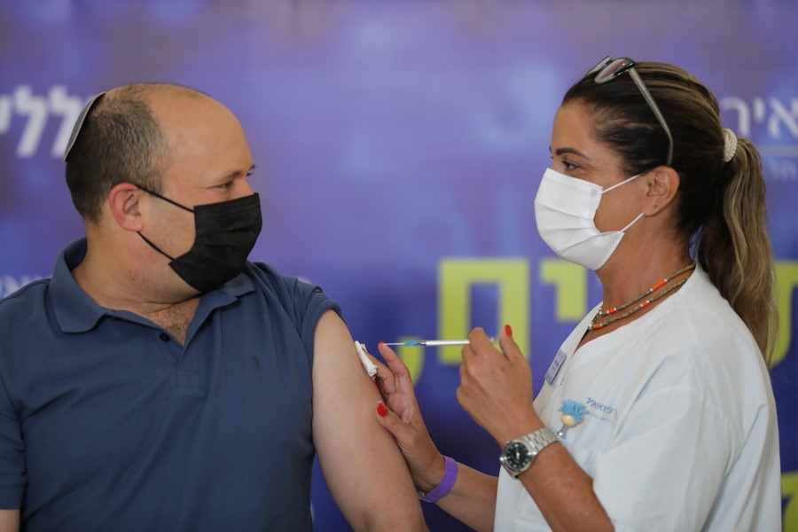 Ο Ισραηλινός πρωθυπουργός κάνει την τρίτη δόση του εμβολίου (ΑΠΕ)