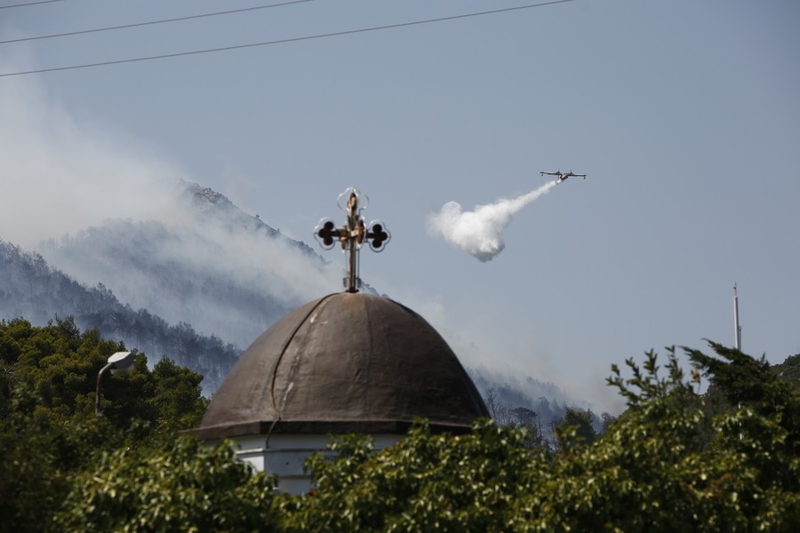 Νέα φωτιά στα Βίλια: Ενισχύονται οι πυροσβεστικές δυνάμεις, στις φλόγες τα πρώτα σπίτια του Προφήτη Ηλία