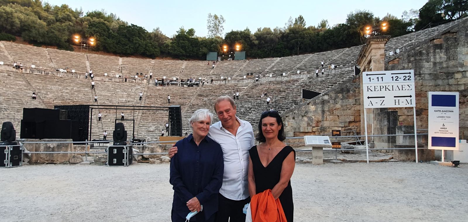 Όταν ο Νίκος Σταμπολίδης ξενάγησε την Γκλεν Κλόουζ στην Επίδαυρο