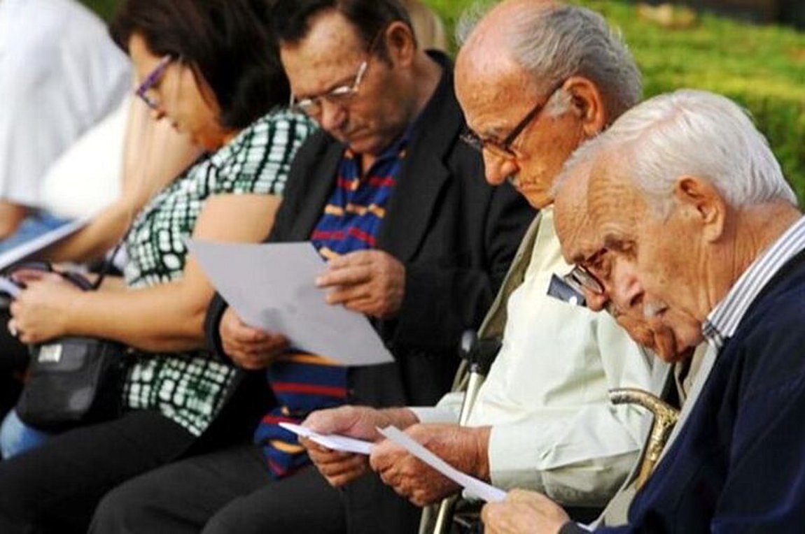 Ηλικιωμένοι κοιτούν έγγραφα