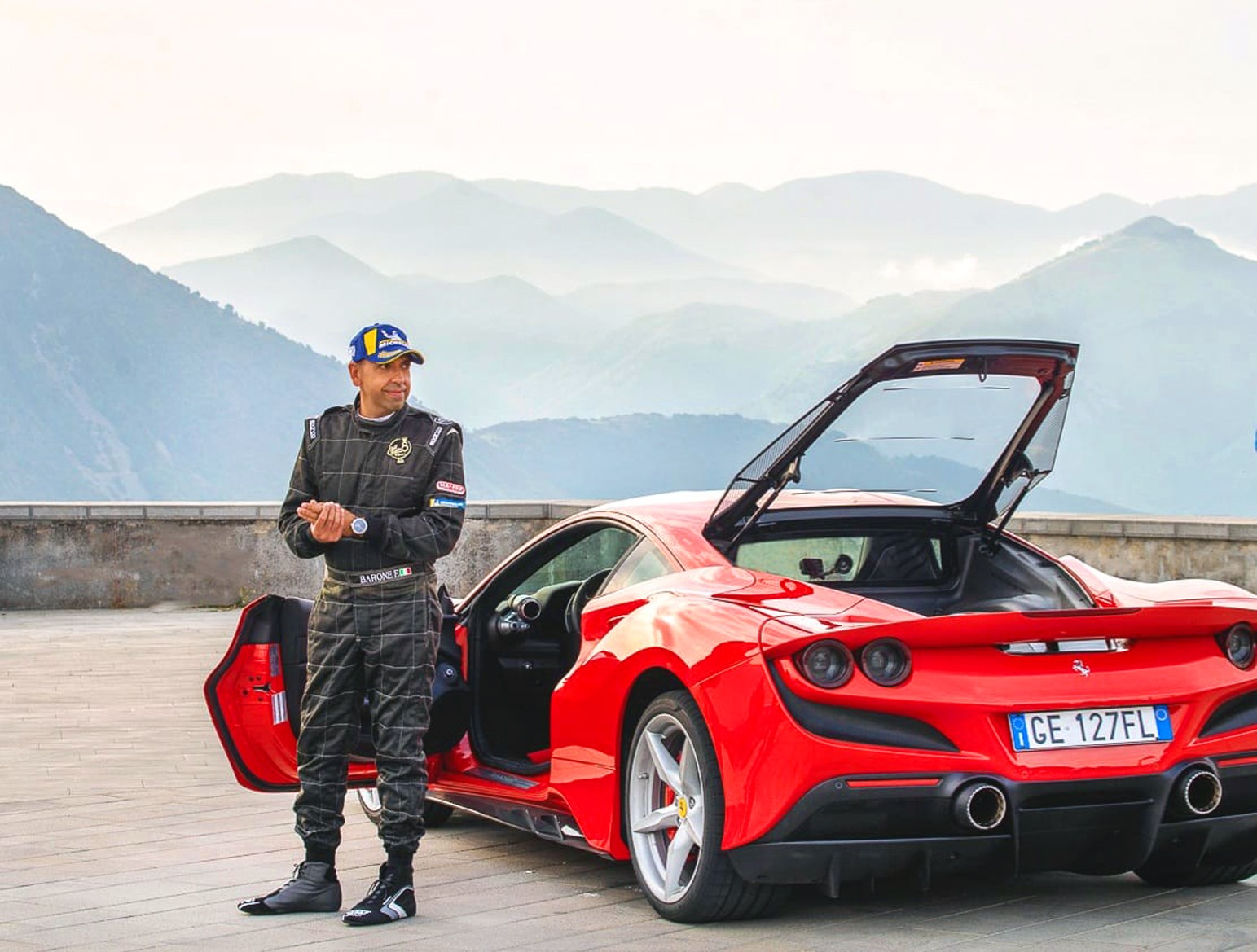 Πόλος έλξης ο Πειραιάς με την «απόβαση» 30 Ferrari στο λιμάνι