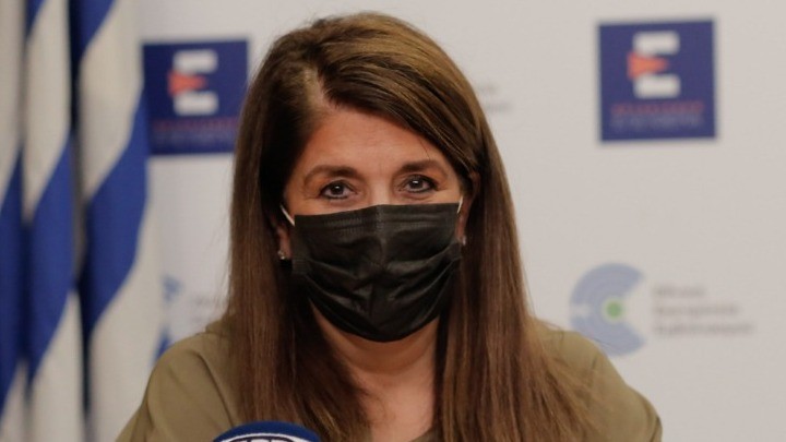 Η καθηγήτρια Βάνα Παπαευαγγέλου φορώντας μάσκα στην ενημέρωση για την πορεία της πανδημίας