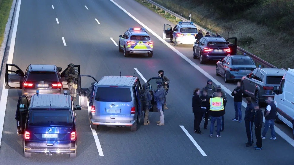Συναγερμός στη Γερμανία: Ένοπλος κρατά ομήρους σε λεωφορείο
