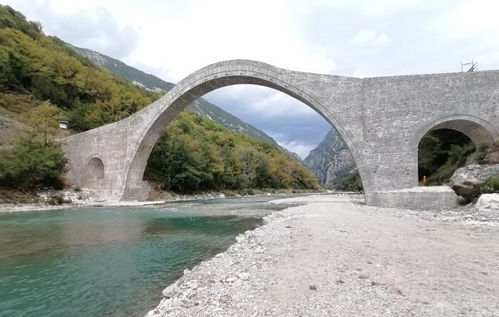 Γεφύρι της Πλάκας: Η Λίνα Μενδώνη παρέλαβε το Βραβείο Ευρωπαϊκής Κληρονομιάς για το έργο αποκατάστασης