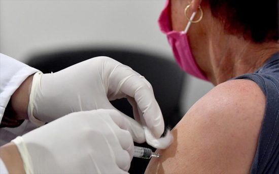 EMA: Έγκριση για την τρίτη δόση των Pfizer και Moderna στους άνω των 18 ετών