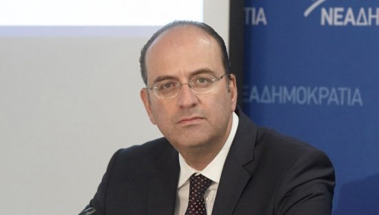 Άναψαν τα αίματα στη βουλή – ΝΔ προς ΣΥΡΙΖΑ: Αποδοκιμάστε τις δηλώσεις Σκουρλέτη για μίζες στα εξοπλιστικά