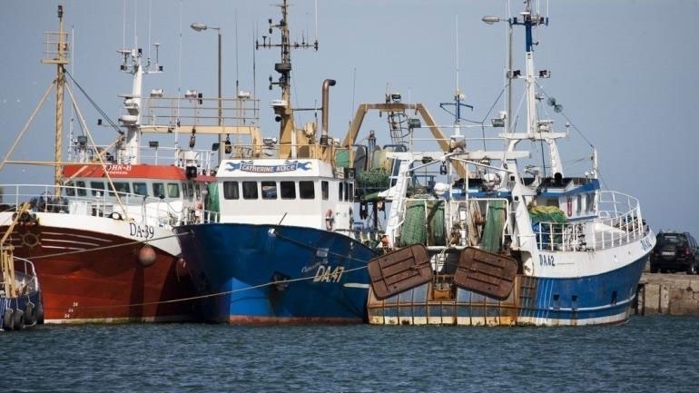 Γάλλία: αλιείς απειλούν να αποκλείσουν το λιμάνι του Καλαί