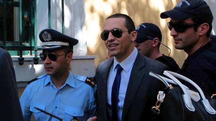 Ο Ηλίας Κασιδιάρης συνοδευόμενος από αστυνομικούς εισέρχεται στο δικαστήριο για τη δίκη του