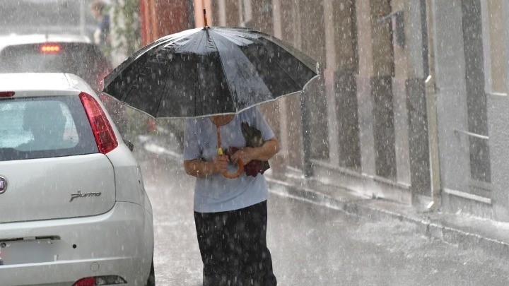 Meteo: Καταιγίδες και χαλαζοπτώσεις στις περισσότερες περιοχές της χώρας τη Δευτέρα