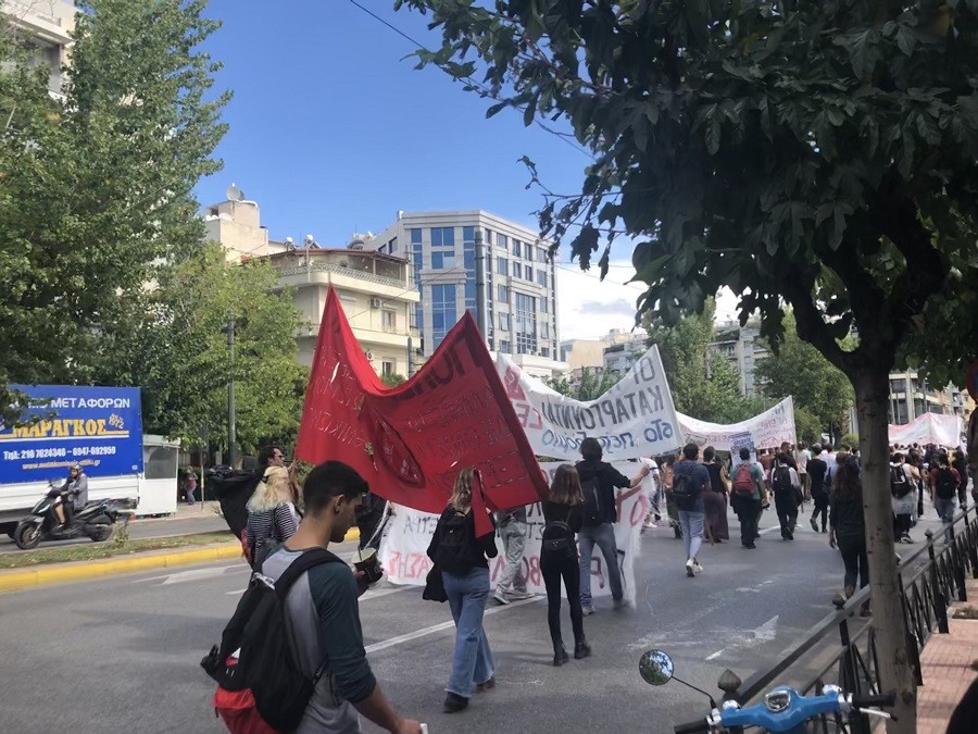 Συγκέντρωση εκπαιδευτικών, φοιτητών και μαθητών έξω από τη Βουλή