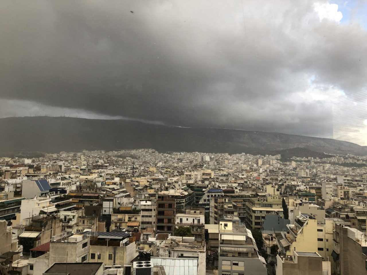 Άνοιξαν οι ουρανοί στο κέντρο της Αθήνας