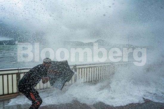Ουρές πλοίων από το Σενζέν μέχρι τη Σιγκαπούρη δημιουργούν οι έντονες καιρικές συνθήκες